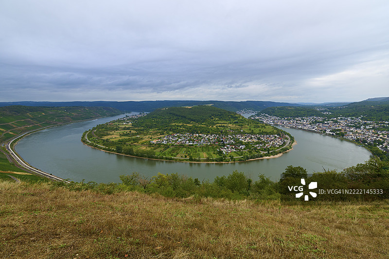 清晰的河流弯道图片,邻近小镇和周围的绿色山丘,夏季,博帕德莱茵河弯道,盖登塞克,博帕德,莱茵河,莱茵-洪斯吕克区,莱茵兰-普法尔茨,德国,欧洲图片素材