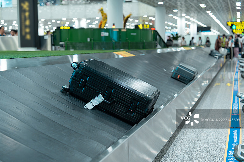 机场行李传送带上的行李图片素材