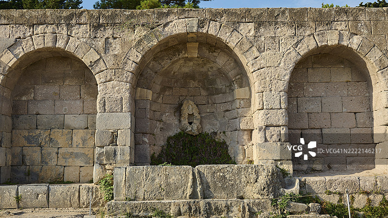 古老石墙上的三个拱形壁龛，带有壁龛的挡土墙，牧神潘的浮雕，阿斯克勒庇翁，疗愈神庙，神庙，希波克拉底，科斯，佐泽卡尼西亚群岛，希腊岛屿，希腊，欧洲图片素材