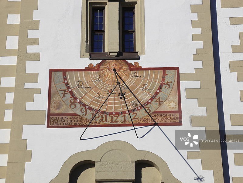 维尔茨堡市政厅最古老部分的日晷，位于德国巴伐利亚州下弗兰肯地区。图片素材