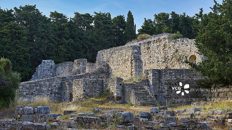 古老疗养中心、阿斯克勒庇俄斯神庙、希波克拉底故居、科斯岛、多德卡尼斯群岛、希腊群岛、希腊、欧洲,四周环绕着树木的石墙遗址,充满历史气息。图片素材