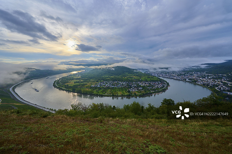 河流弯道的景观，四周被绿色山丘环绕，天空多云。早晨的氛围，夏季，博帕德的莱茵河弯道，盖登斯克，博帕德，莱茵河，莱茵-洪斯吕克区，莱茵兰-普法尔茨，德国，欧洲图片素材