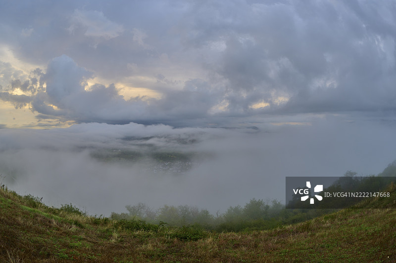 浓雾笼罩的山丘,映衬着阴云密布的晨空,夏季,波帕德的莱茵河弯,盖登塞克,波帕德,莱茵河,莱茵-洪斯吕克区,莱茵兰-普法尔茨州,德国,欧洲图片素材
