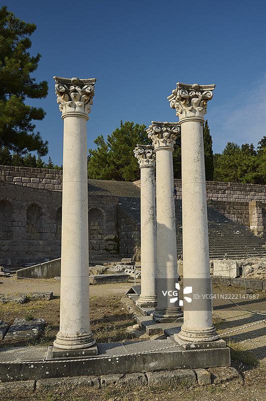 古希腊科斯岛阿斯克勒庇俄斯神庙遗址中的三根古老科林斯柱,背景是晴朗的天空。这里曾是希波克拉底的治愈神庙,位于希腊爱琴海十二群岛。图片素材