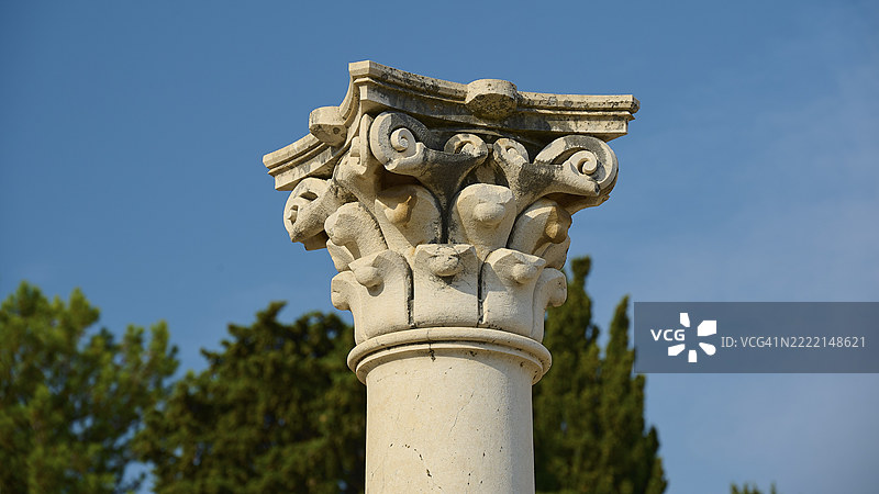 科林斯柱式，阿波罗神庙，埃斯克莱庇厄斯神庙，治愈神庙，寺庙，希波克拉底，科斯，佐泽卡尼萨群岛，希腊岛屿，希腊，欧洲，明亮的蓝天和树木前，柱子顶部的详细特写图片素材