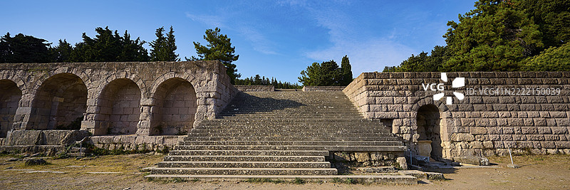 背景为树木的石阶和古代建筑全景，通往二层露台的开放式楼梯。阿斯克勒庇翁，神庙，希波克拉底，科斯，多德卡尼斯，希腊岛屿，希腊，欧洲图片素材