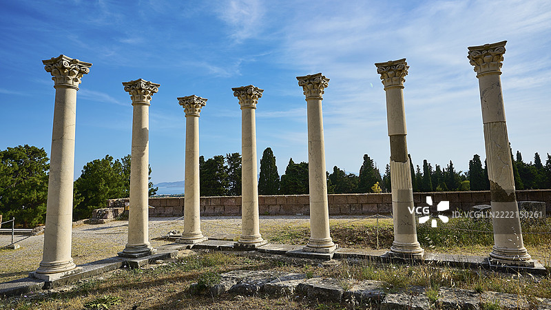 古希腊神庙柱子排列在自然背景和蓝天之下，阿波罗神庙，科林斯柱式， Asclepieion，治愈神殿，神庙，希波克拉底，科斯，佐泽卡尼萨群岛，希腊群岛，希腊，欧洲图片素材