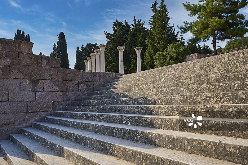 古老石阶,两侧有老柱,树木环绕,蓝天之下,通往二层露台,阿斯克勒庇俄斯神庙,疗愈神庙,希波克拉底,科斯岛,佐泽卡尼萨群岛,希腊岛屿,希腊,欧洲图片素材