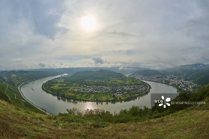 令人印象深刻的河流风景，山谷、丘陵和阳光下的多云天空，夏季，博帕德莱茵河弯，盖登塞克，博帕德，莱茵河，莱茵-洪斯吕克区，莱茵兰-普法尔茨，德国，欧洲图片素材