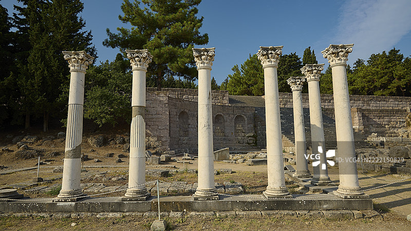 古老柱子排在石头建筑和绿色森林前,阿波罗神庙,科林斯柱式,阿斯克勒庇俄斯,治疗神庙,神庙,希波克拉底,科斯,佐泽卡尼索斯,希腊岛屿,希腊,欧洲图片素材