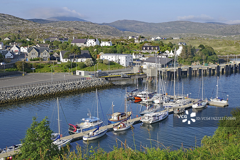小港口,前面是海滨小镇,背景是丘陵风景,塔尔伯特,刘易斯岛,赫布里底群岛,苏格兰,英国,欧洲图片素材
