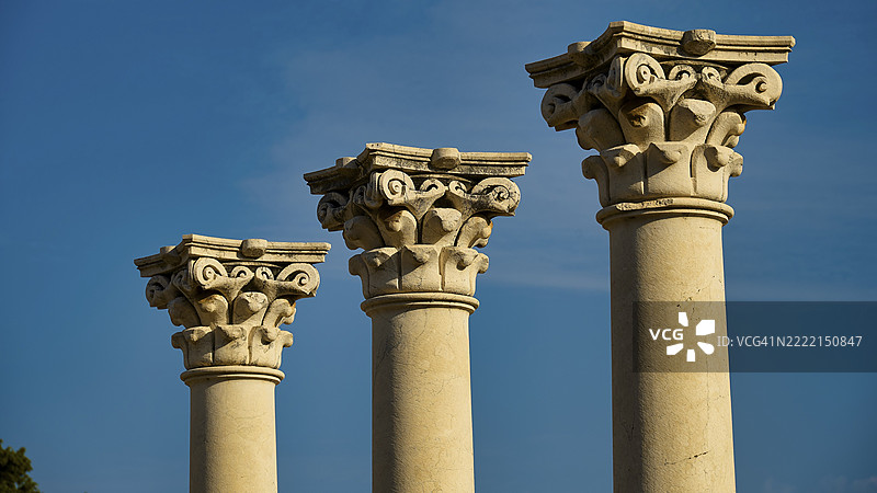 科林斯式柱式，阿波罗神庙，阿斯克勒庇俄斯神庙，疗愈神庙，古希腊神庙，希波克拉底，科斯岛，佐泽卡尼索斯群岛，希腊，欧洲，三个带有华丽柱头的古老石柱，背景是晴朗的蓝天图片素材