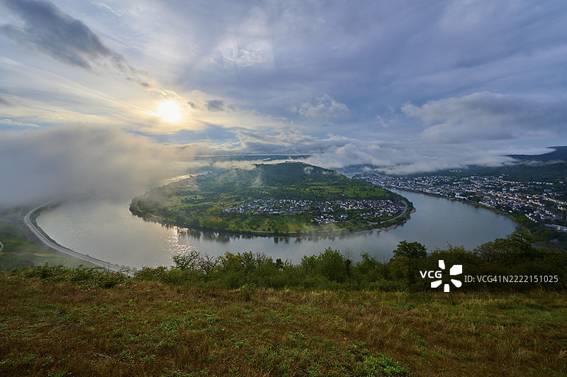 宁静早晨的河流风景，云朵和温柔的阳光洒在山丘上，夏季，博帕德莱茵河弯，盖登塞克，博帕德，莱茵河，莱茵-洪斯吕克区，莱茵兰-普法尔茨州，德国，欧洲图片素材