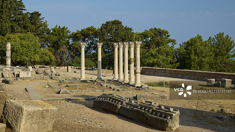 古希腊阿波罗神庙遗址,科林斯柱式,阿斯克勒庇俄斯神庙,疗愈神庙,神庙,希波克拉底,科斯岛,佐泽卡尼撒群岛,希腊岛屿,希腊,欧洲,阳光下的废墟,周围环绕着郁郁葱葱的树木,有柱子图片素材