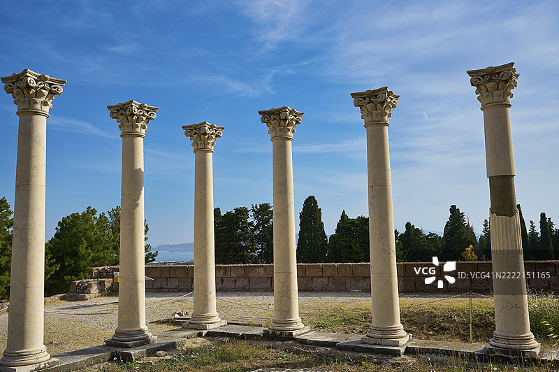 古老的柱子,背景是湛蓝的天空,周围环绕着柏树,阿波罗神庙,科林斯柱式, Asclepieion,治愈神庙,神庙,希波克拉底,科斯,佐泽卡尼索斯,希腊岛屿,希腊,欧洲图片素材