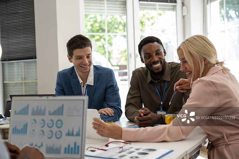 商务人士正在处理文件，专注于股票市场目标图片素材