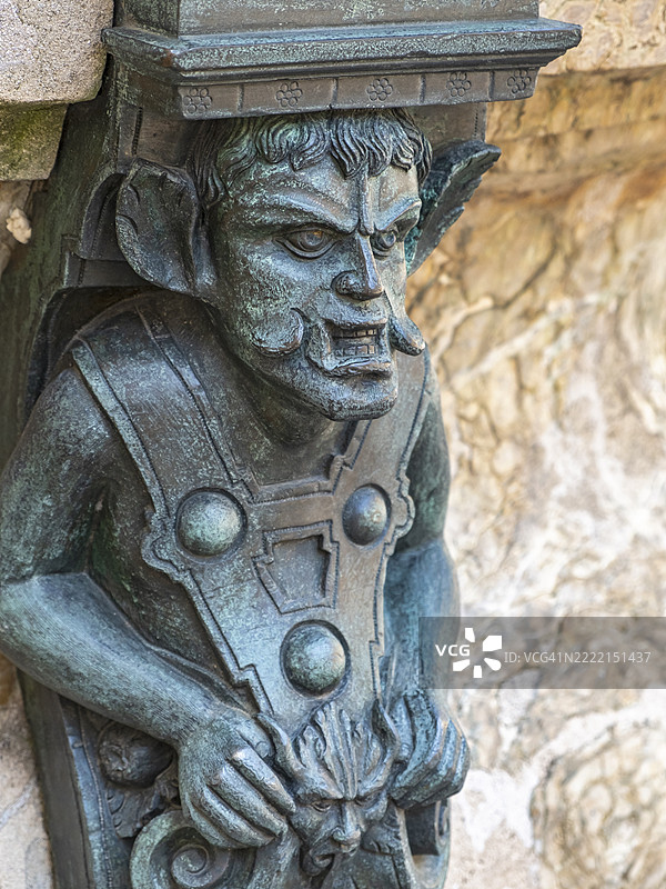 欧洲奥地利格拉茨兰德豪斯喷泉上青铜萨堤尔雕像的特写图片素材