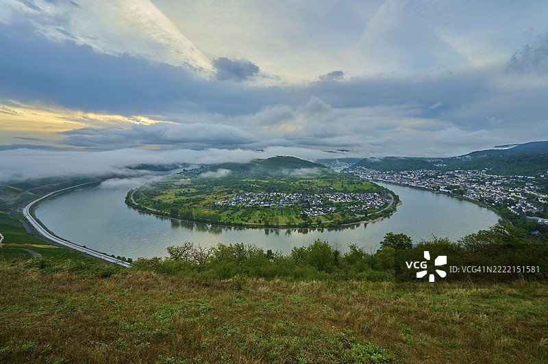 黄昏时分，云雾缭绕的河流与山谷全景，夏季，博帕德莱茵河弯道，盖登塞克，博帕德，莱茵河，莱茵-洪斯吕克区，莱茵兰-普法尔茨州，德国，欧洲图片素材