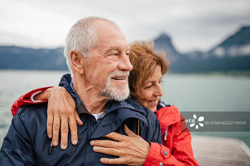 热爱生活的退休夫妇在户外享受宁静时光图片素材