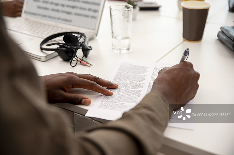 办公室里的商务人士正在填写文件协议或合同图片素材