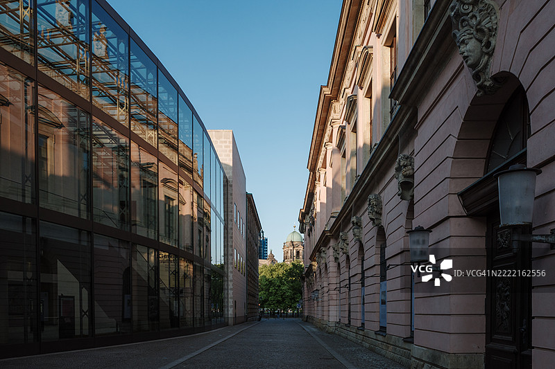 柏林博物馆岛上安静通道的景观，展示了建筑风格之间的鲜明对比。图片素材