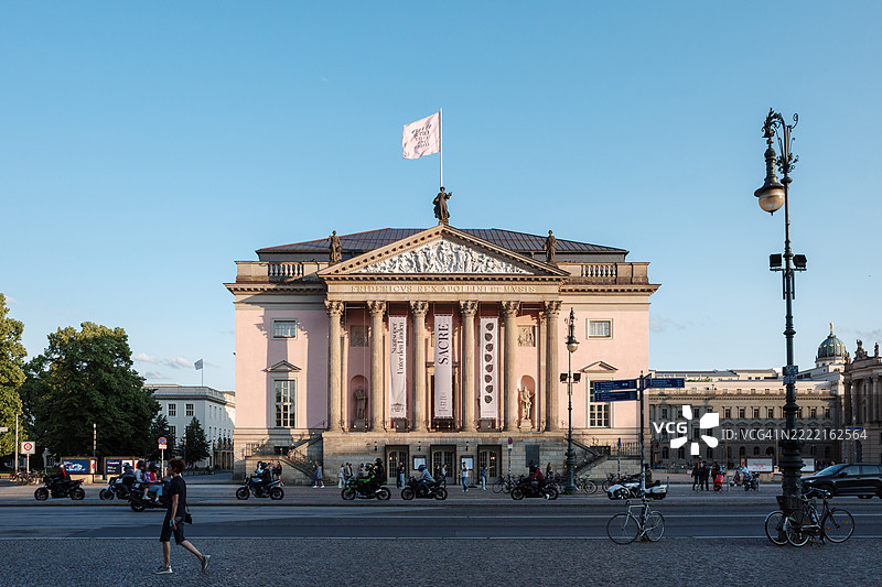 阳光明媚的日子里，柏林国家歌剧院（Unter den Linden Staatsoper）宏伟的新古典主义外立面。图片素材