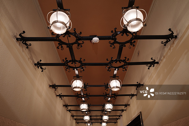 历史悠久的柏林老建筑走廊天花板，配有新艺术风格的灯具。图片素材