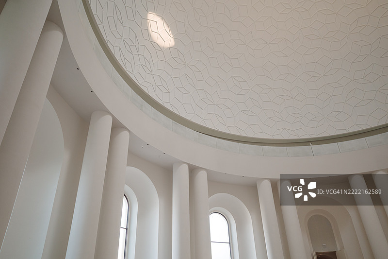 白色圆顶天花板，带有复杂的几何浮雕图案。图片素材