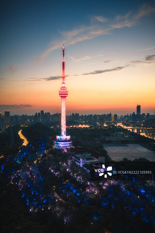 黄昏时分武汉电视塔及城市景观的无人机照片图片素材