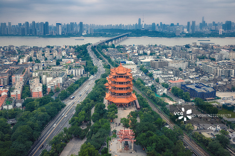 武汉黄鹤楼、长江大桥和武汉城市风光的无人机照片图片素材
