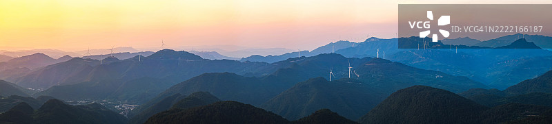 重庆南川区的山脉无人机全景照片：日落与风力发电场景图片素材