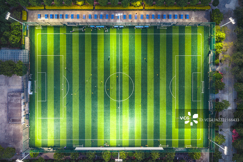 成都市温江区夜间的足球场俯视图图片素材