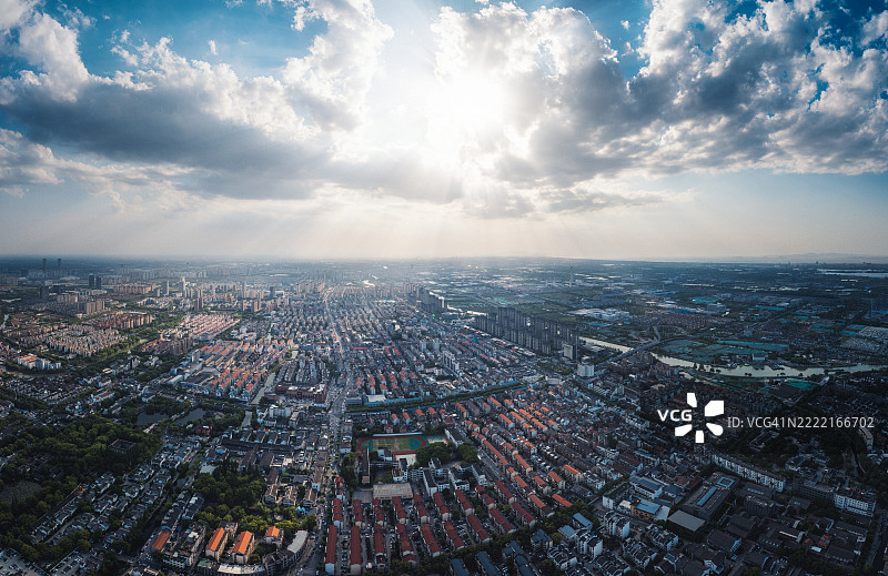 浙江湖州日落下的无人机照片，带有丁达尔效应图片素材