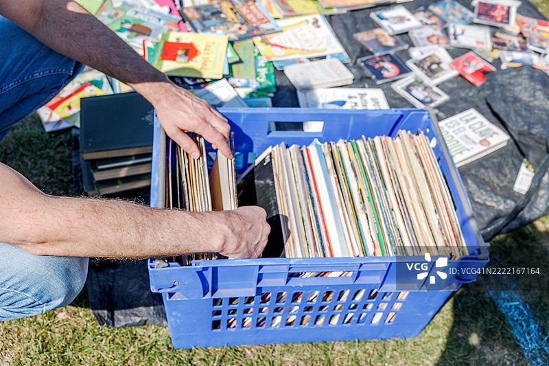 一名男子在跳蚤市场浏览唱片选择图片素材