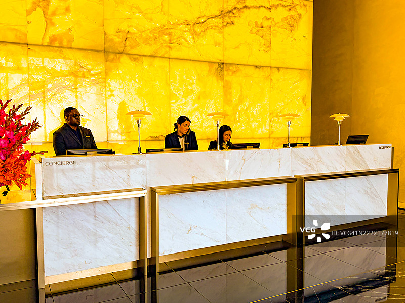 费城四季酒店的天空大堂礼宾和接待台图片素材