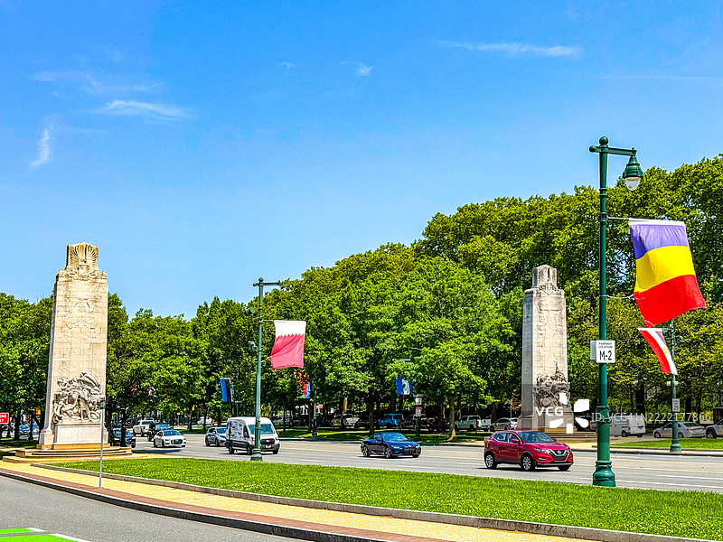 在费城本杰明·富兰克林公园大道上，汽车在垂直的纪念碑附近行驶图片素材