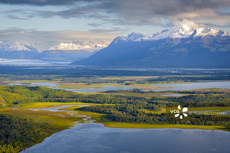 从高空俯瞰北方湿地和克尼克冰川图片素材