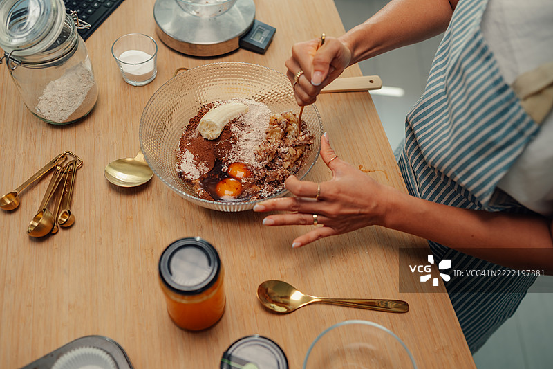 女人在玻璃碗中混合香蕉面包的烘焙材料图片素材