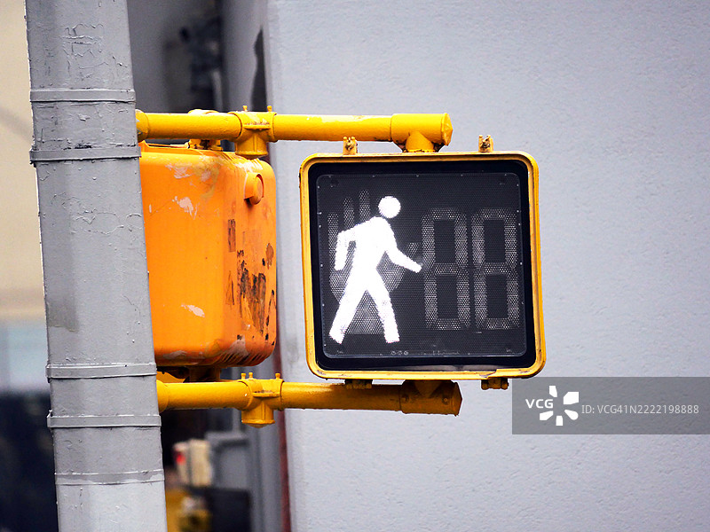 纽约州曼哈顿街道上的行人过街信号。阳光。自然色彩。图片素材