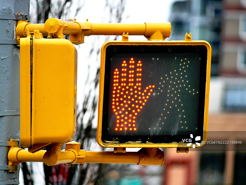 纽约州曼哈顿街道上的禁止行走标志。阳光。自然色彩。图片素材