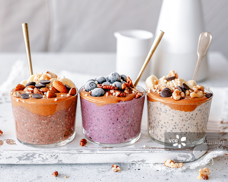 三种颜色的隔夜燕麦在罐子里图片素材