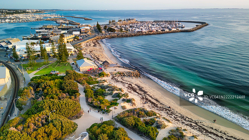 西澳大利亚弗里曼特尔海岸线的阳光明媚的下午鸟瞰图图片素材