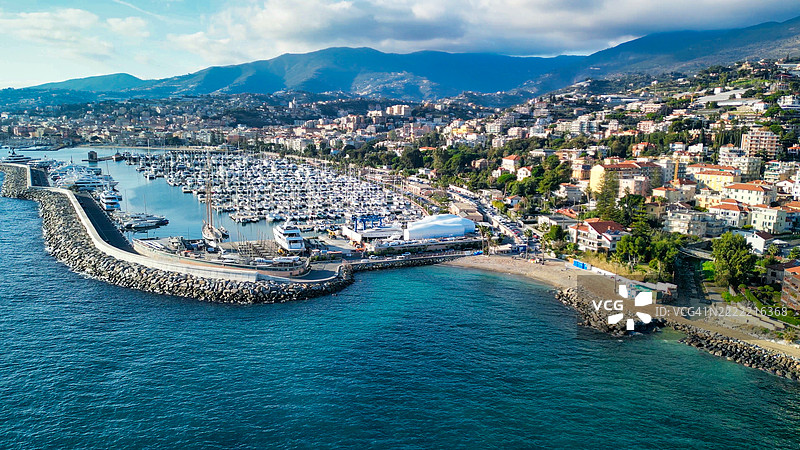 意大利圣雷莫。城市港口和天际线的鸟瞰图图片素材