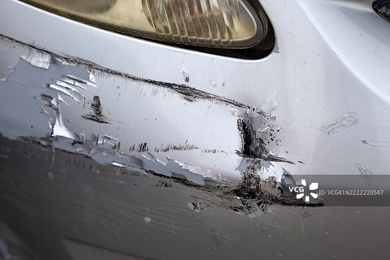 城市冲突后的交通事故，受损的汽车图片素材