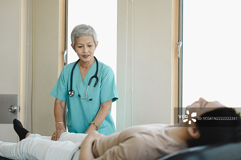 医生在检查病人的腿部时进行检查图片素材