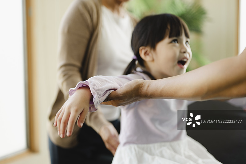 亚洲骨科医生在诊所检查儿童的手臂。图片素材