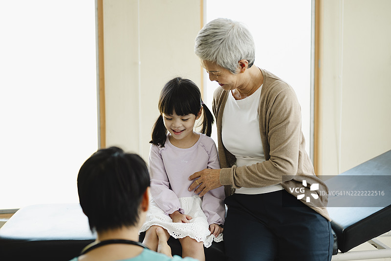 快乐儿童与支持性祖父母的常规检查图片素材
