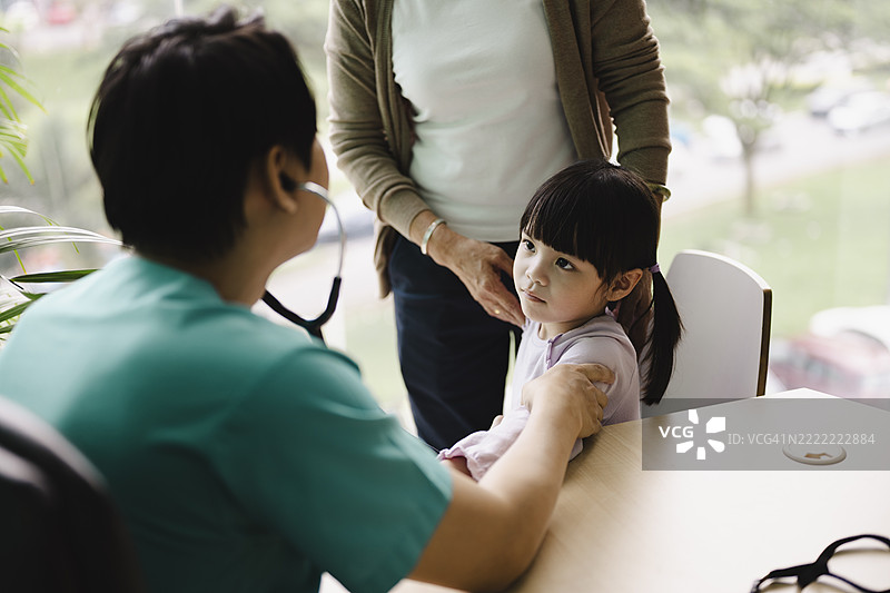 临床环境中年轻女孩的体检图片素材