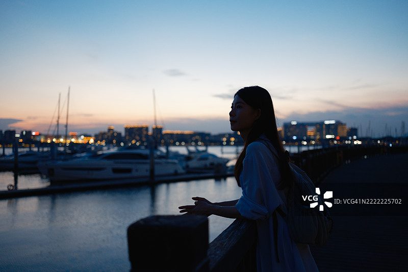 女人在海滩享受夜景图片素材