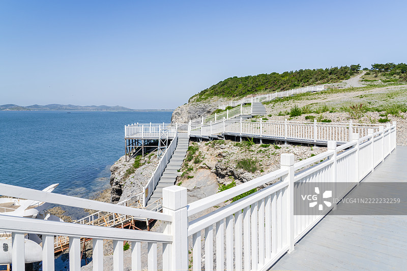 海边的白色木栈道图片素材